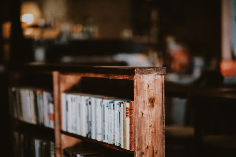Estante de livros em escritório