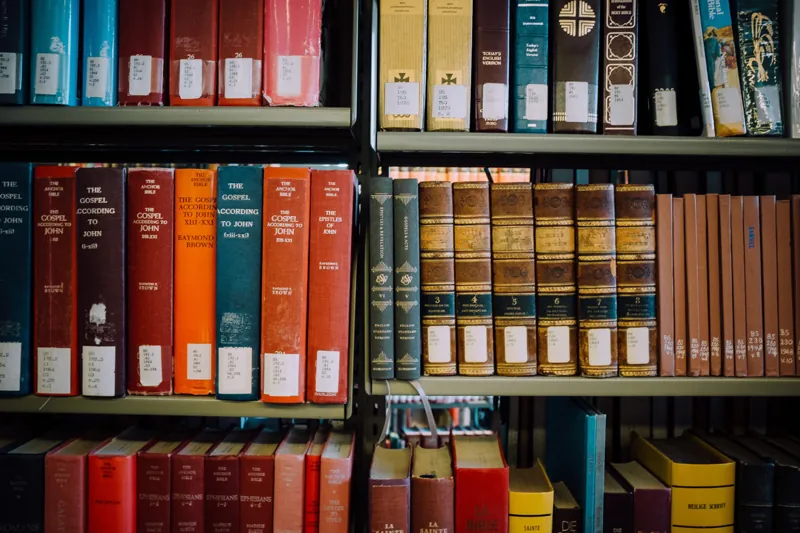 Estante com livros de Direito